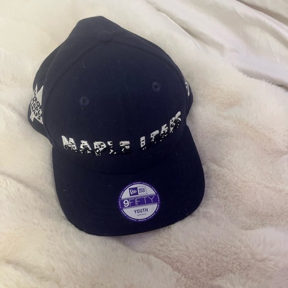 Maple leafs hat - Picture 2 of 2